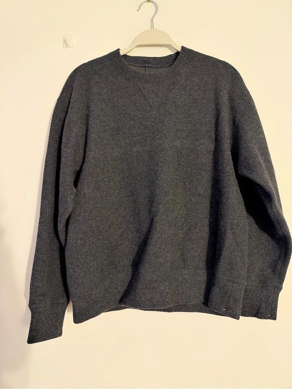 BR Crewneck Sweater in Gray Size Medium Like New